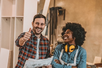 Un homme et une femme heureux en situation de travail.